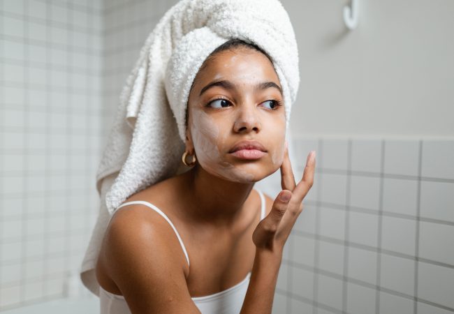 Trockene, entwässerte Gesichtshaut mit Feuchtigkeit versorgen – Tipps